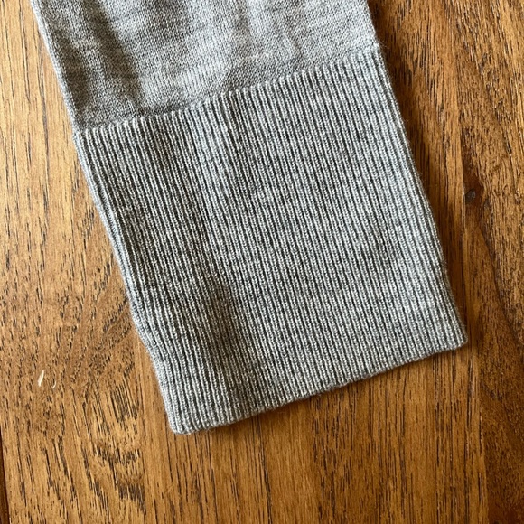 Banana Republic V Neck Gray 100% Wool Sweater Women’s Sz‎ M Lightweight - Picture 4 of 9